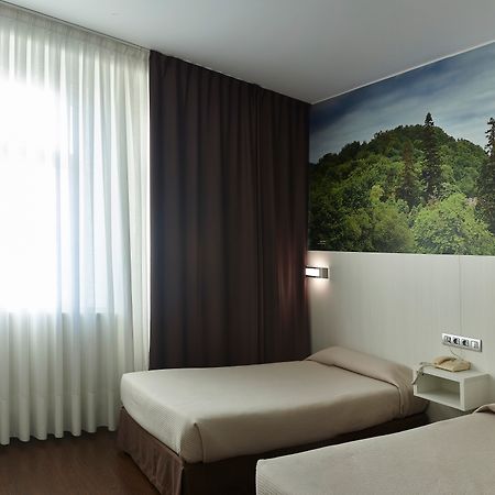 Hotel Seminario Aeropuerto Bilbao Derio Bagian luar foto