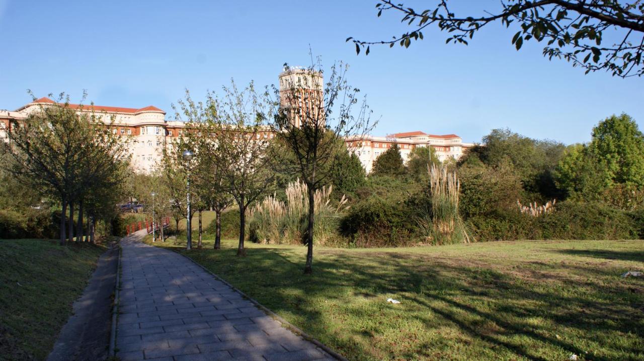 Hotel Seminario Aeropuerto Bilbao Derio Bagian luar foto